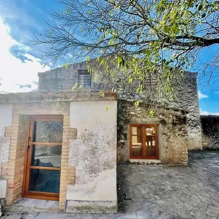 Masia Entre Vinedos Y Mar